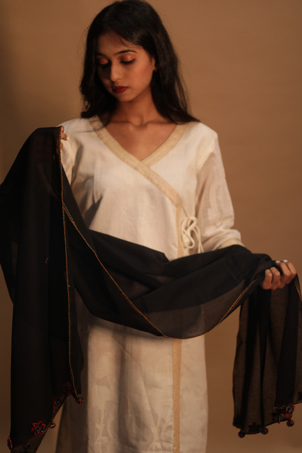 Phulwari | Mul Stole with Chindi Florettes | Noir with Rouge flowers