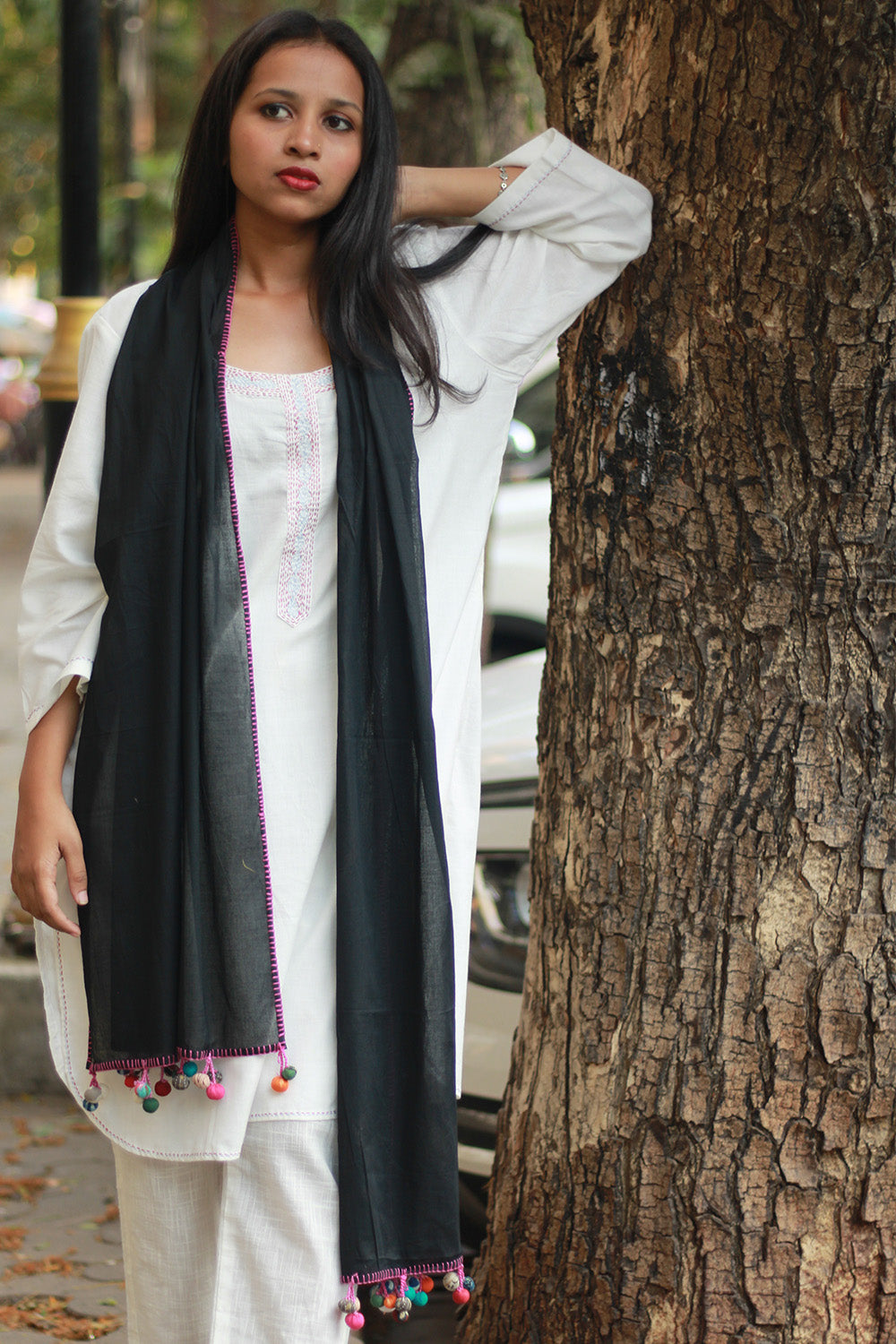 Mul Stole with Chindi Potli | Noir with Fuschia