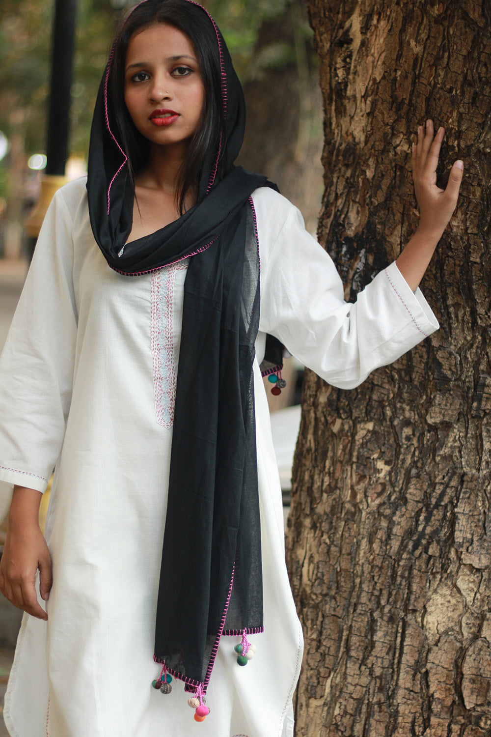Mul Stole with Chindi Potli | Noir with Fuschia