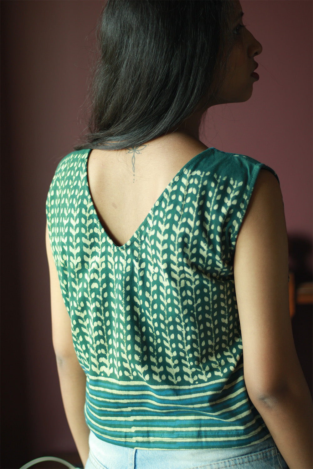 Kirgiti | Stretchable Blouse / Crop Top | Sleeveless | Green Leaf and Lined Dabu
