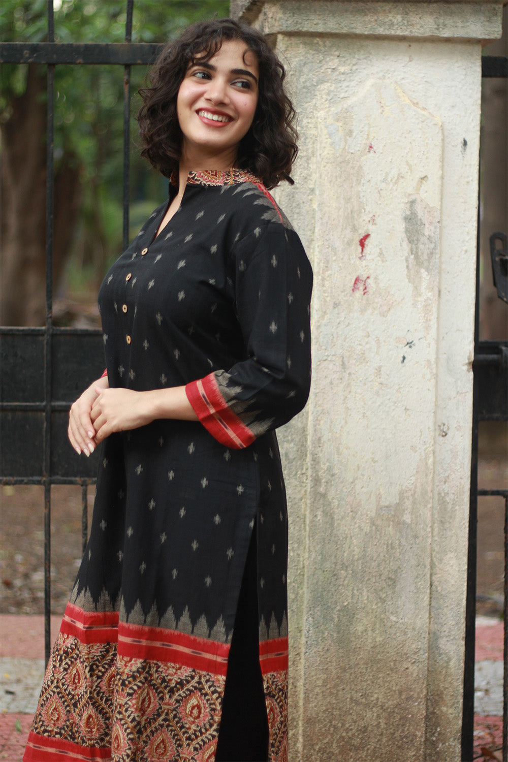 Vritti | Ikkat Kurta | Black with Red Kalamkari