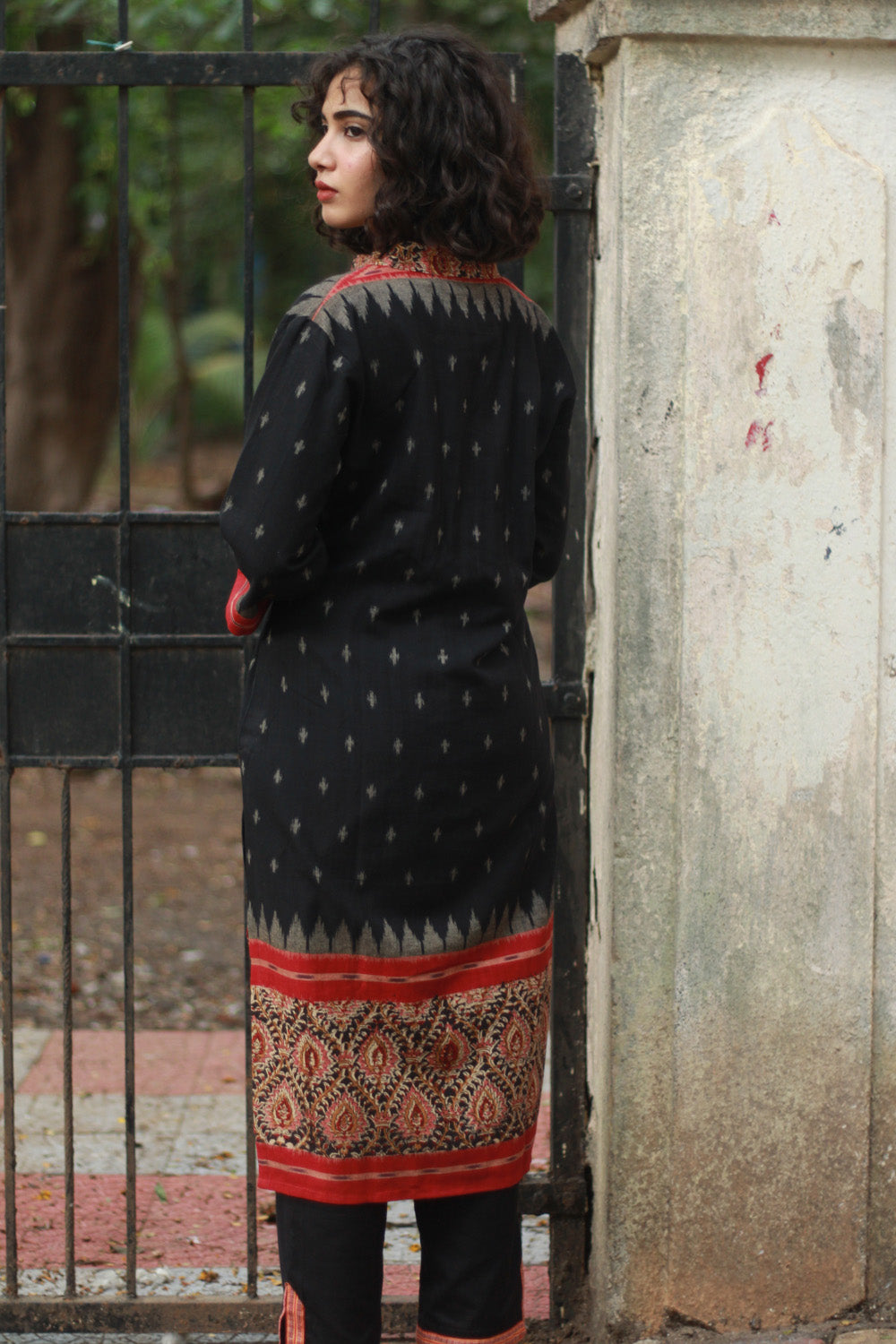 Vritti | Ikkat Kurta | Black with Red Kalamkari