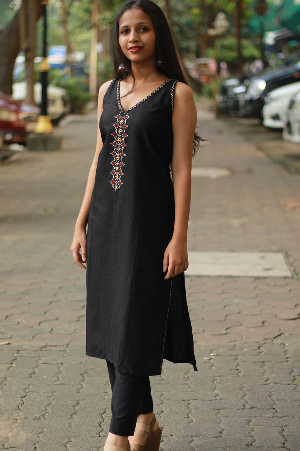 Riya | Sleeveless Embroidered Cotton Kurta | Noir