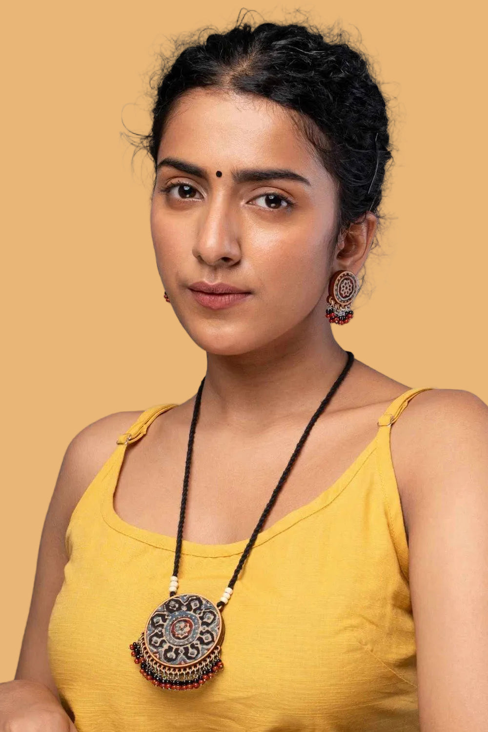 Abira | Chindi Fabric & Wood Necklace | Noir & Red