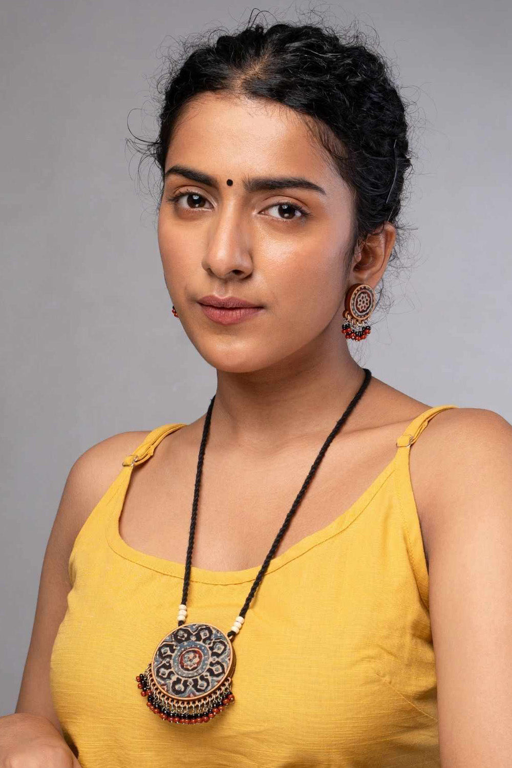 Abira | Chindi Fabric & Wood Necklace | Noir & Red