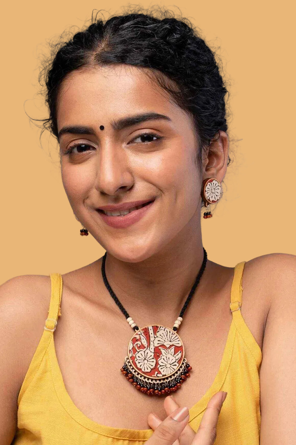 Abira | Chindi Fabric & Wood Necklace | Noir & Red
