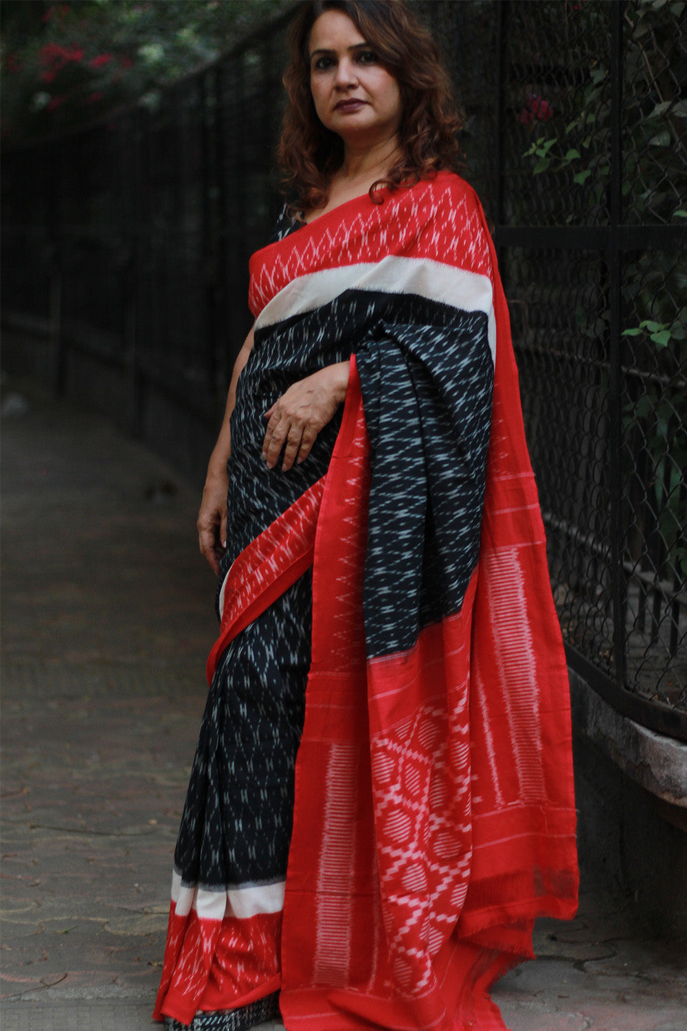 Handloom Cotton Saree | Ikkat | Noir & Rouge