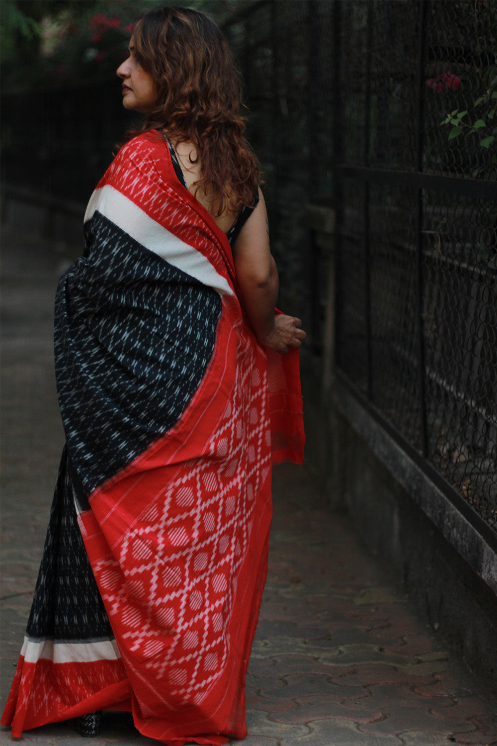 Handloom Cotton Saree | Ikkat | Noir & Rouge
