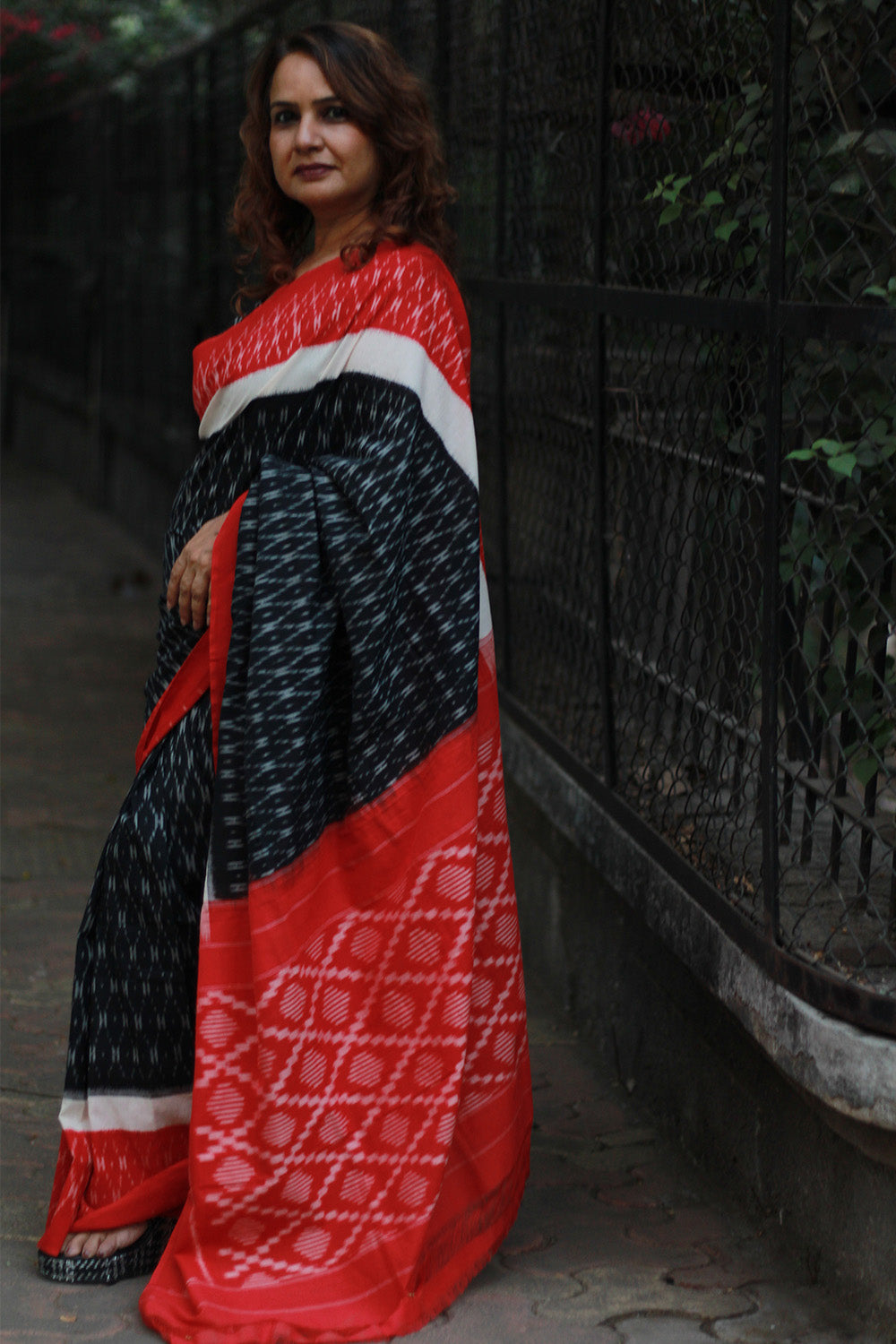 Handloom Cotton Saree | Ikkat | Noir & Rouge