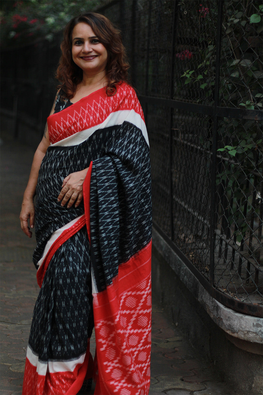 Handloom Cotton Saree | Ikkat | Noir & Rouge
