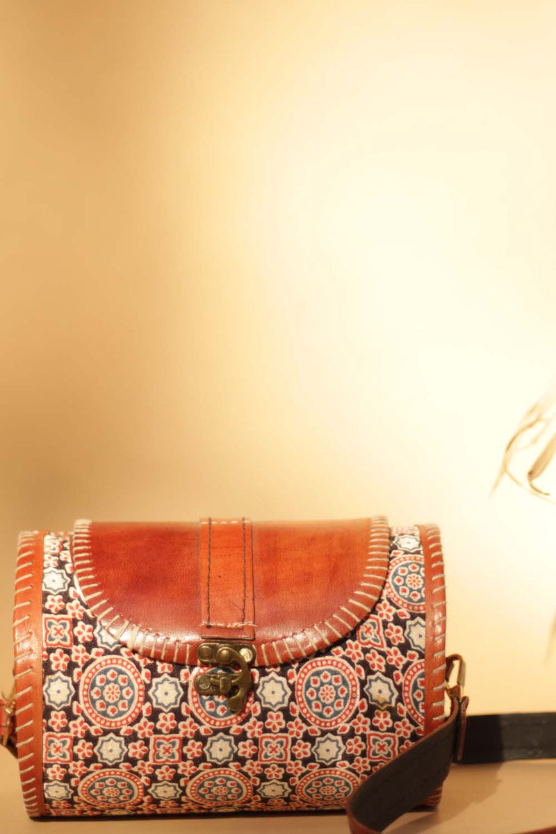 Cylindrical Kutchi Leather Sling | Noir