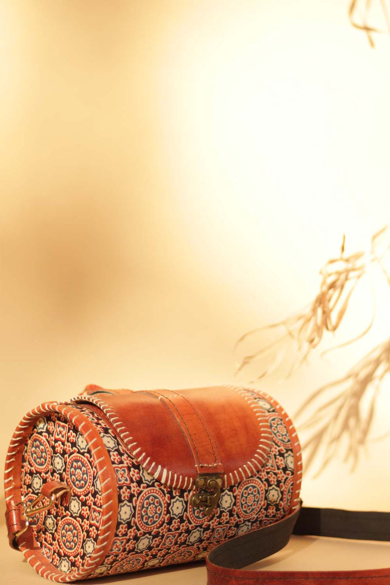 Cylindrical Kutchi Leather Sling | Noir
