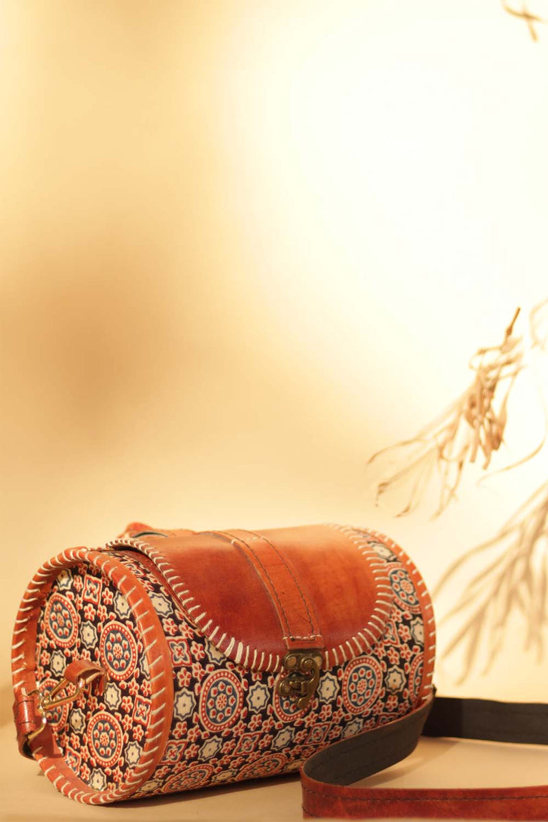 Cylindrical Kutchi Leather Sling | Noir