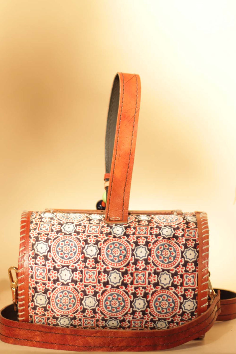 Cylindrical Kutchi Leather Sling | Noir