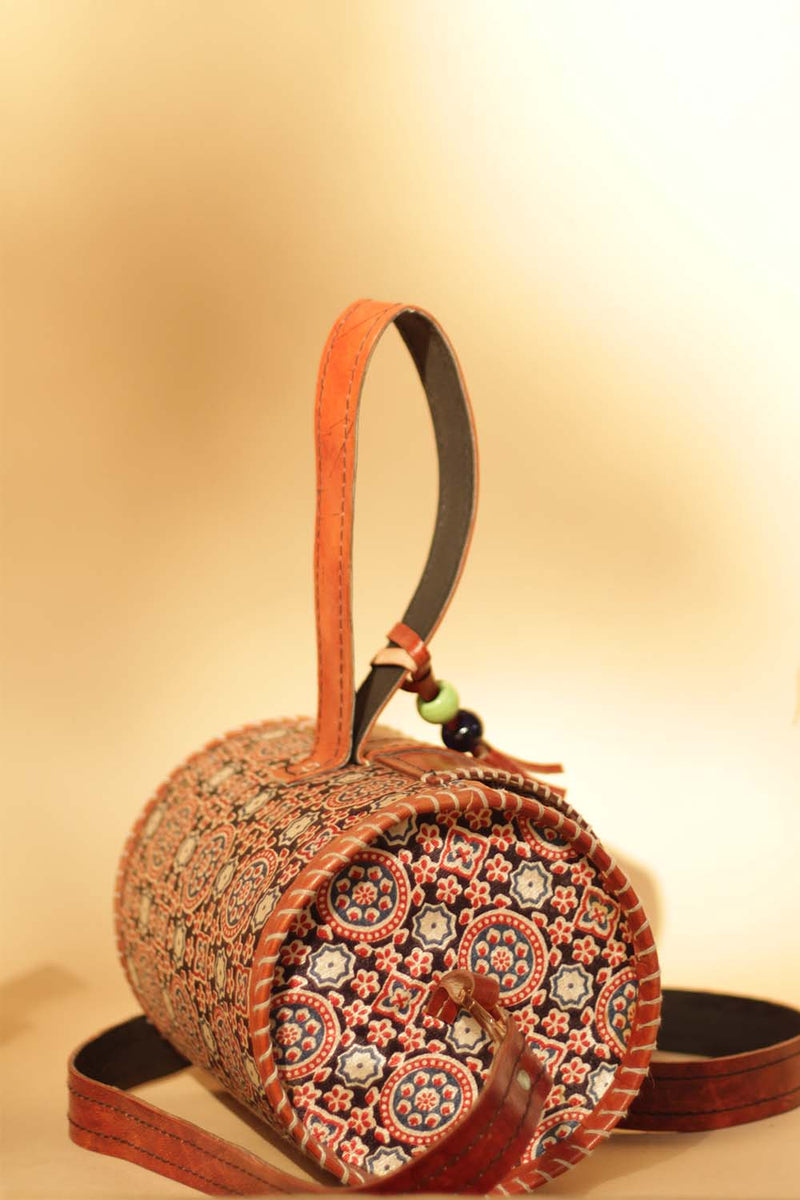 Cylindrical Kutchi Leather Sling | Noir