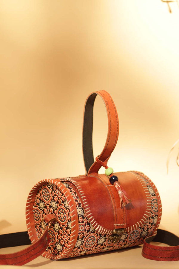 Cylindrical Kutchi Leather Sling | Noir