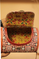 Cylindrical Kutchi Leather Sling | Noir