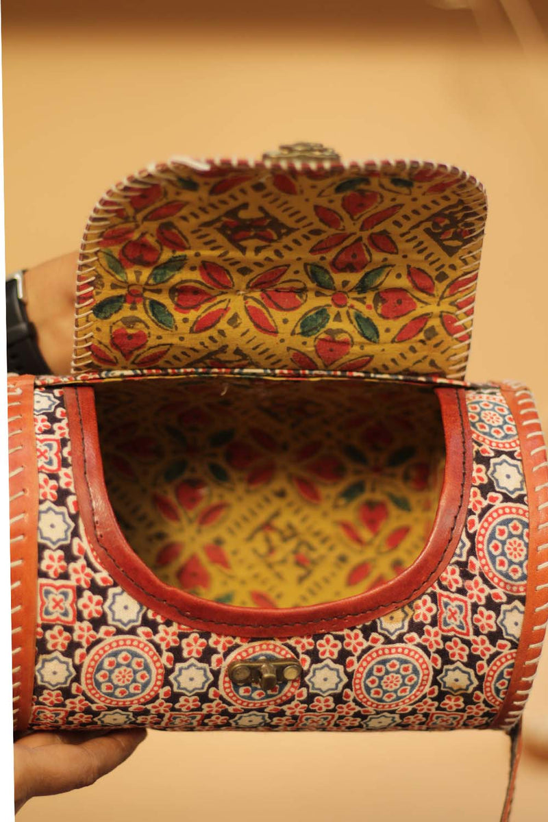 Cylindrical Kutchi Leather Sling | Noir