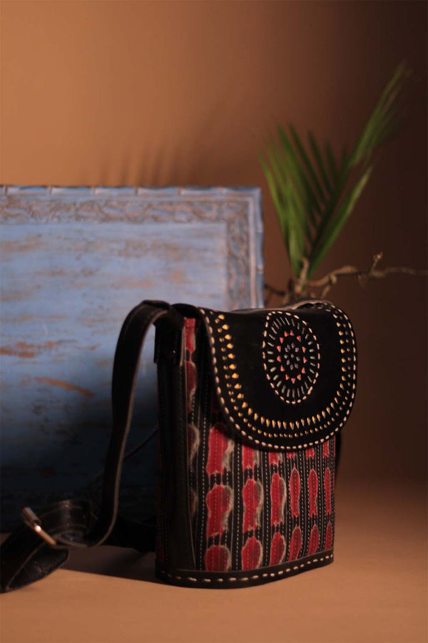 Kutchi Leather Sling | Noir