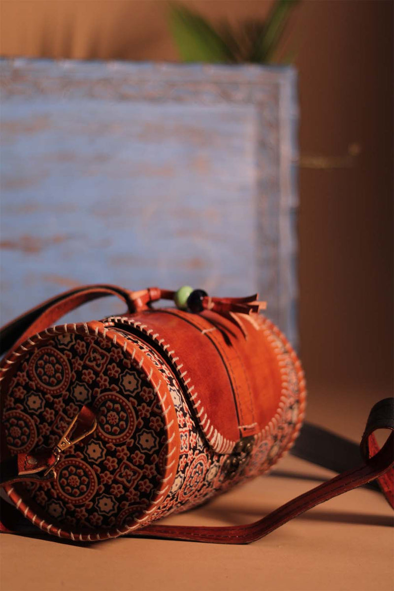 Cylindrical Kutchi Leather Sling | Noir