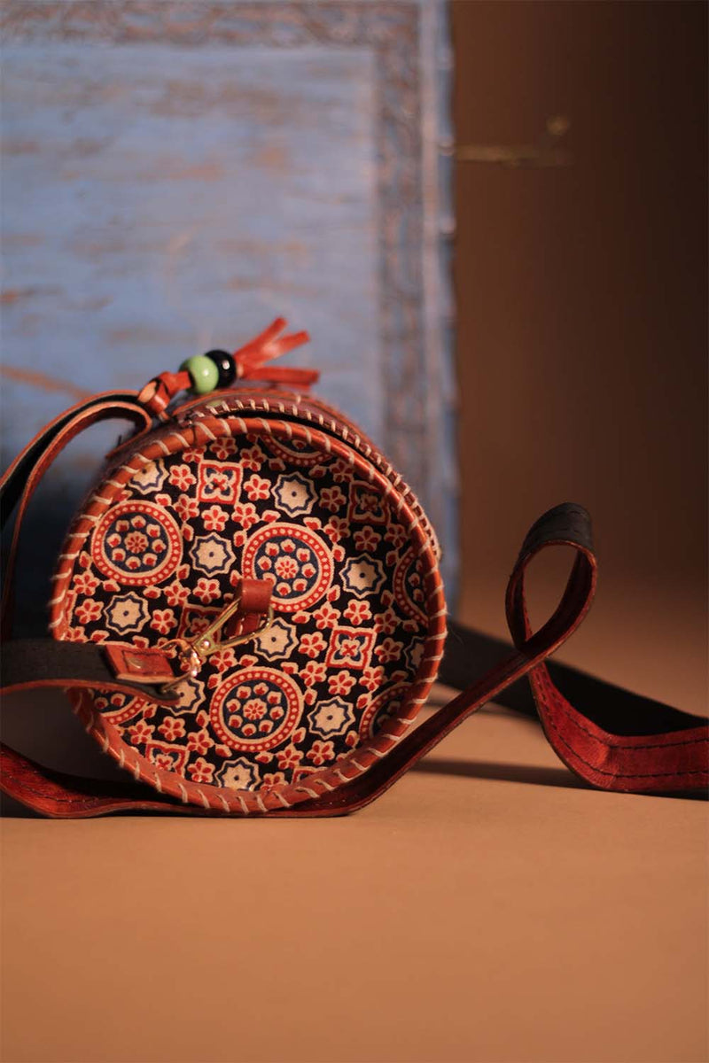 Cylindrical Kutchi Leather Sling | Noir