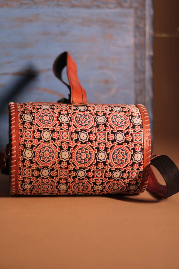 Cylindrical Kutchi Leather Sling | Noir