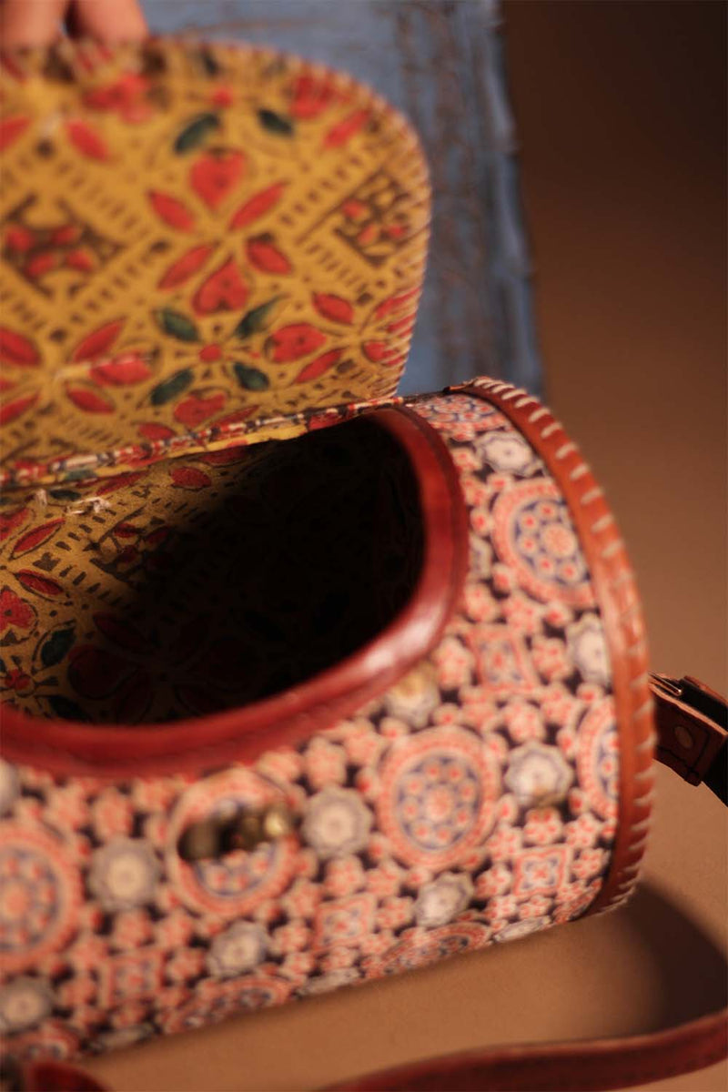 Cylindrical Kutchi Leather Sling | Noir