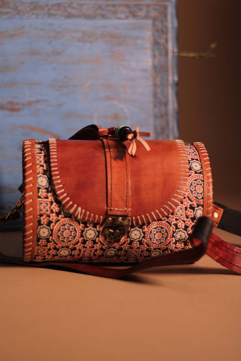 Cylindrical Kutchi Leather Sling | Noir