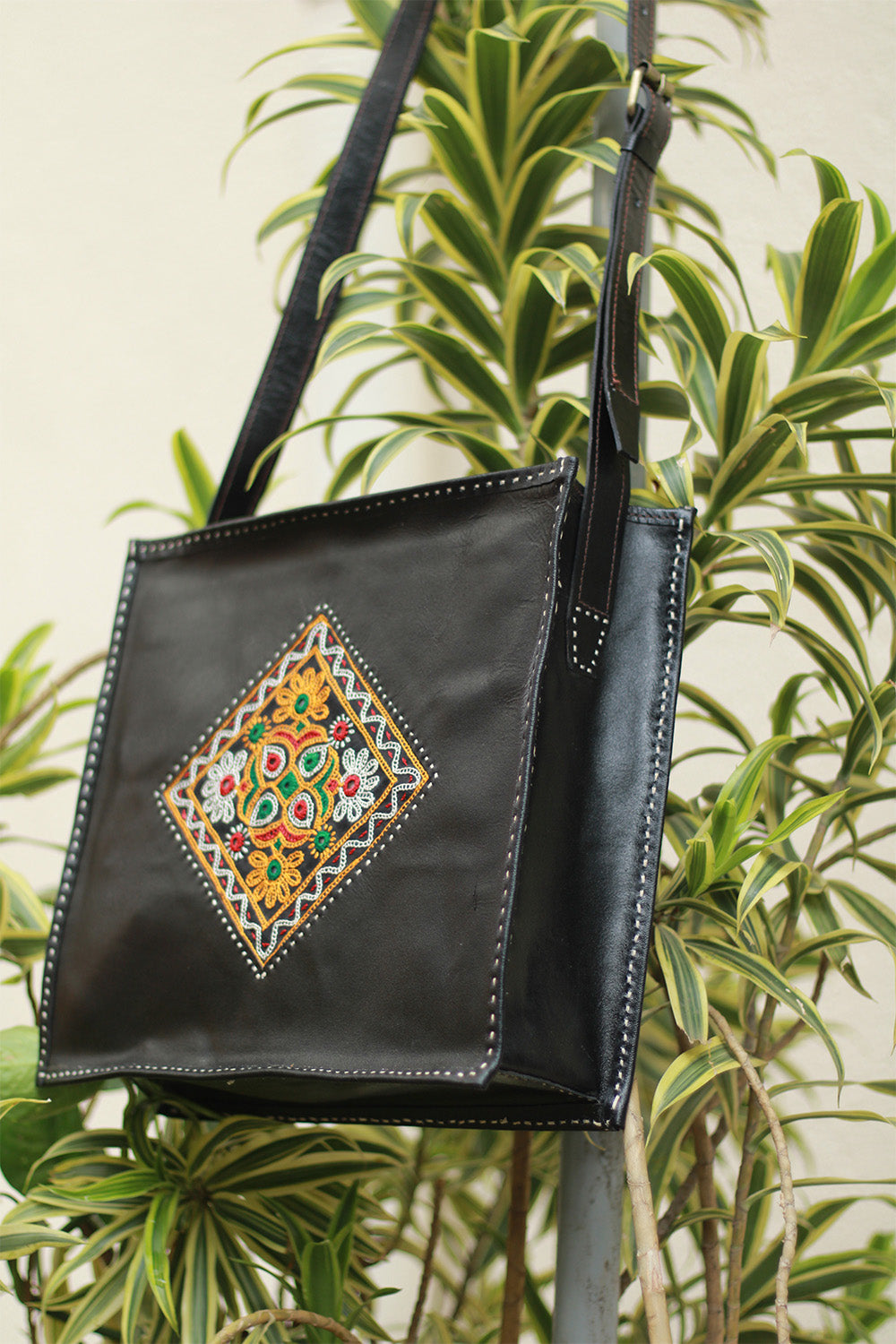 Handcrafted Kutch Leather Bag | Noir