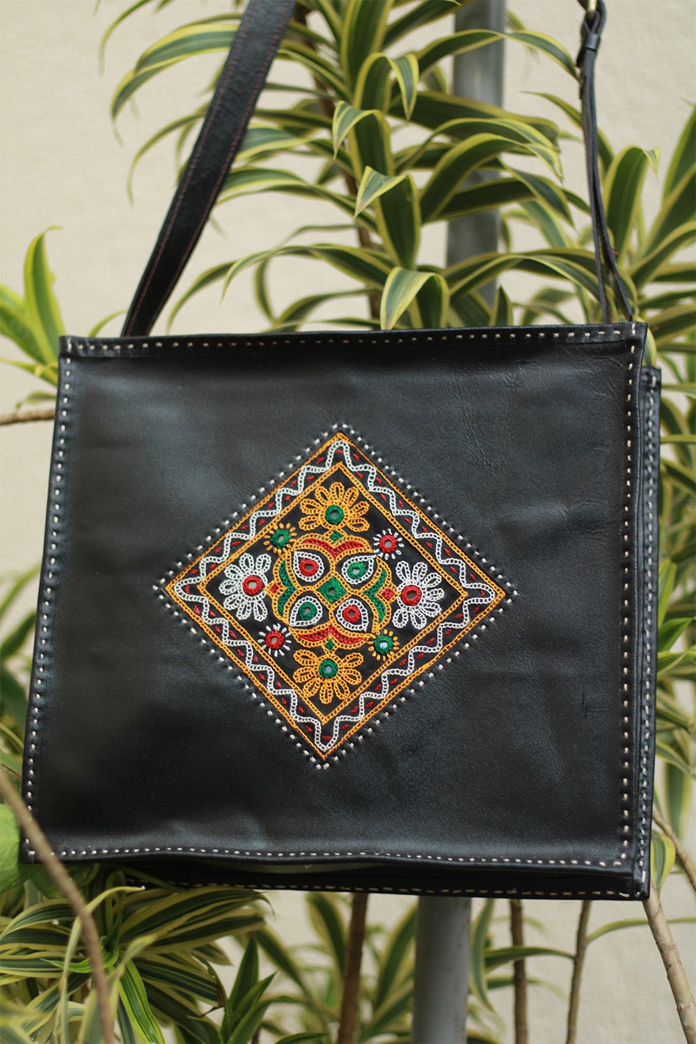 Handcrafted Kutch Leather Bag | Noir