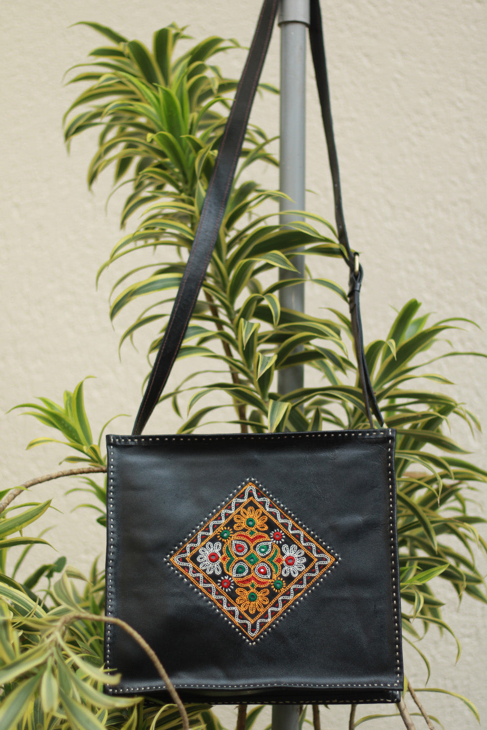 Handcrafted Kutch Leather Bag | Noir