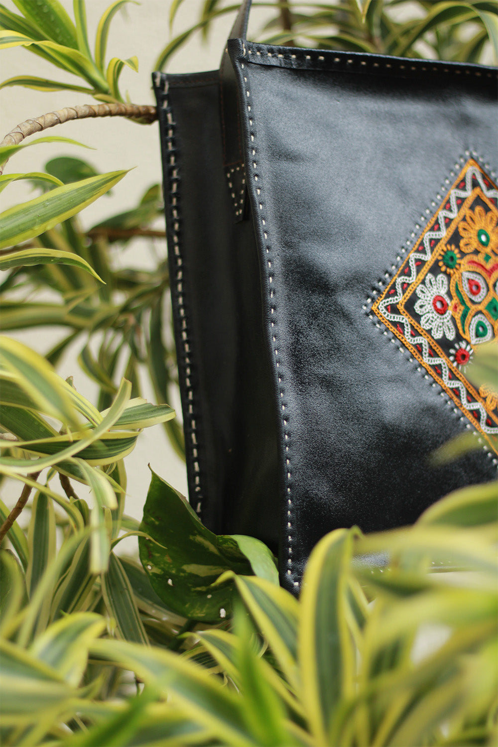 Handcrafted Kutch Leather Bag | Noir