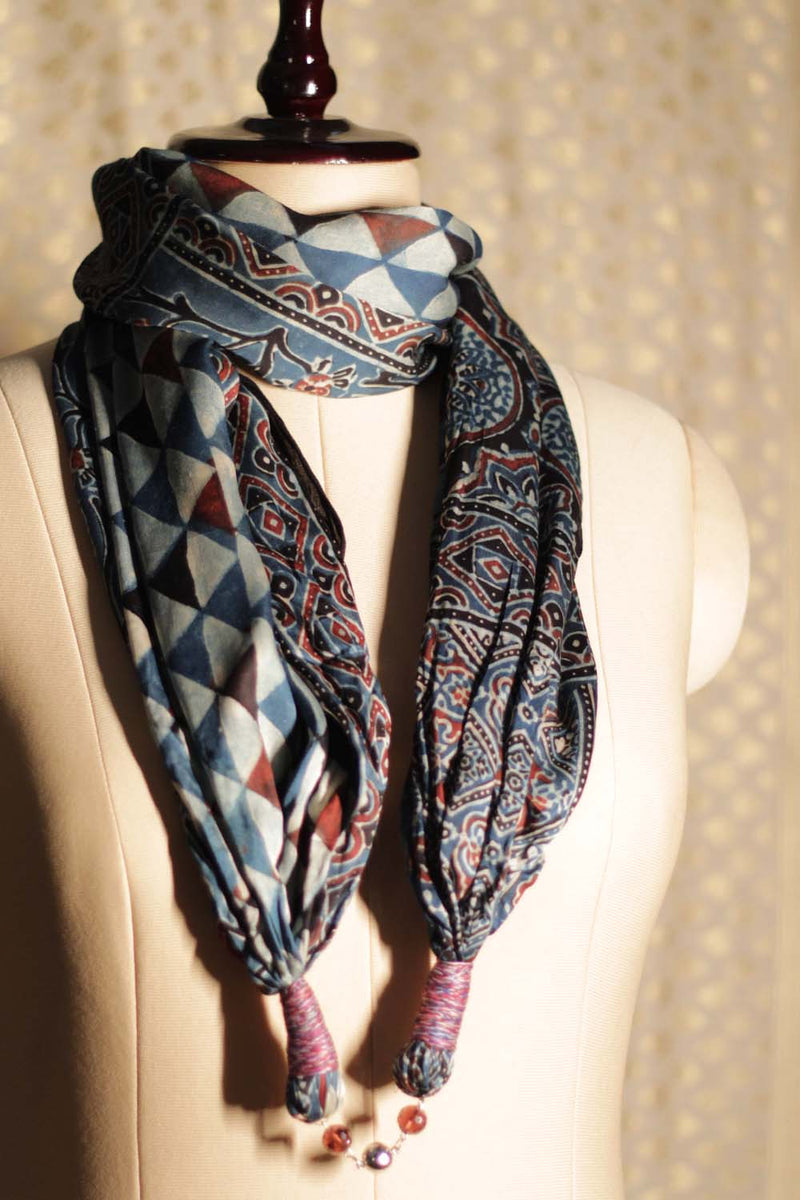 Scarf with Magnets | Noir Triangle Ajrakh