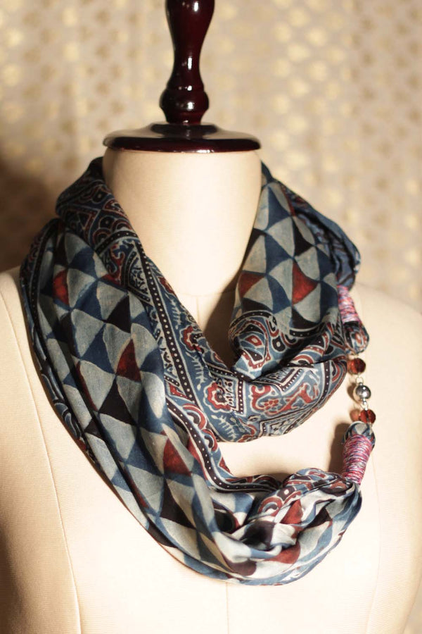 Scarf with Magnets | Noir Triangle Ajrakh