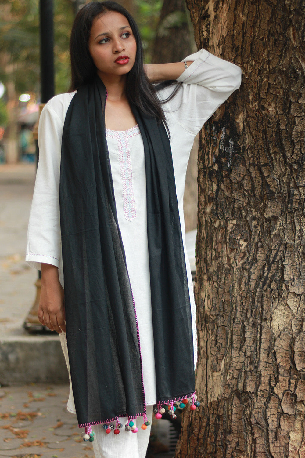 Mul Stole with Chindi Potli | Noir with Fuschia