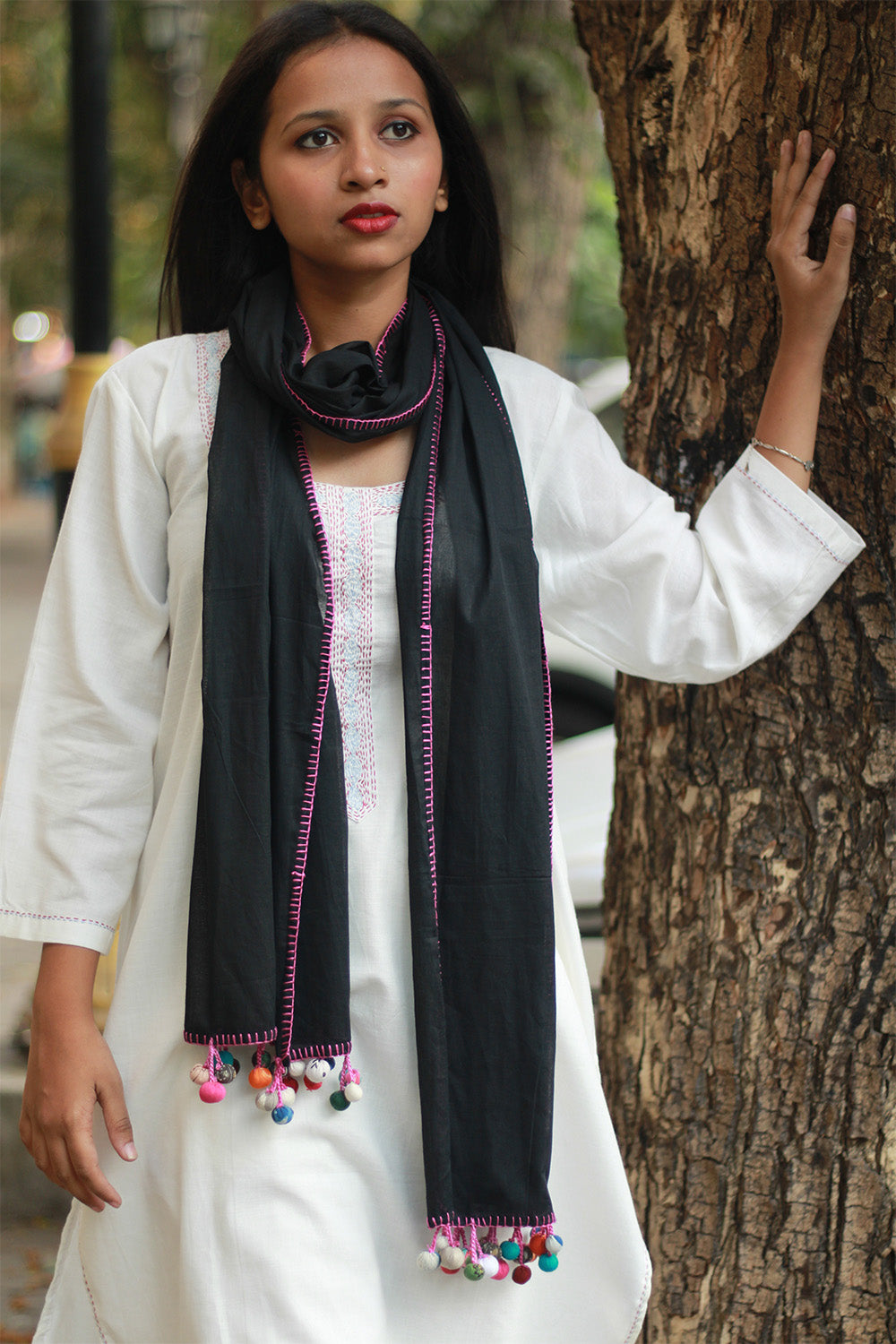 Mul Stole with Chindi Potli | Noir with Fuschia