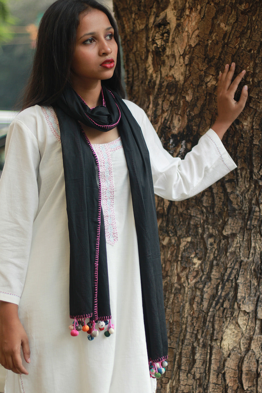 Mul Stole with Chindi Potli | Noir with Fuschia