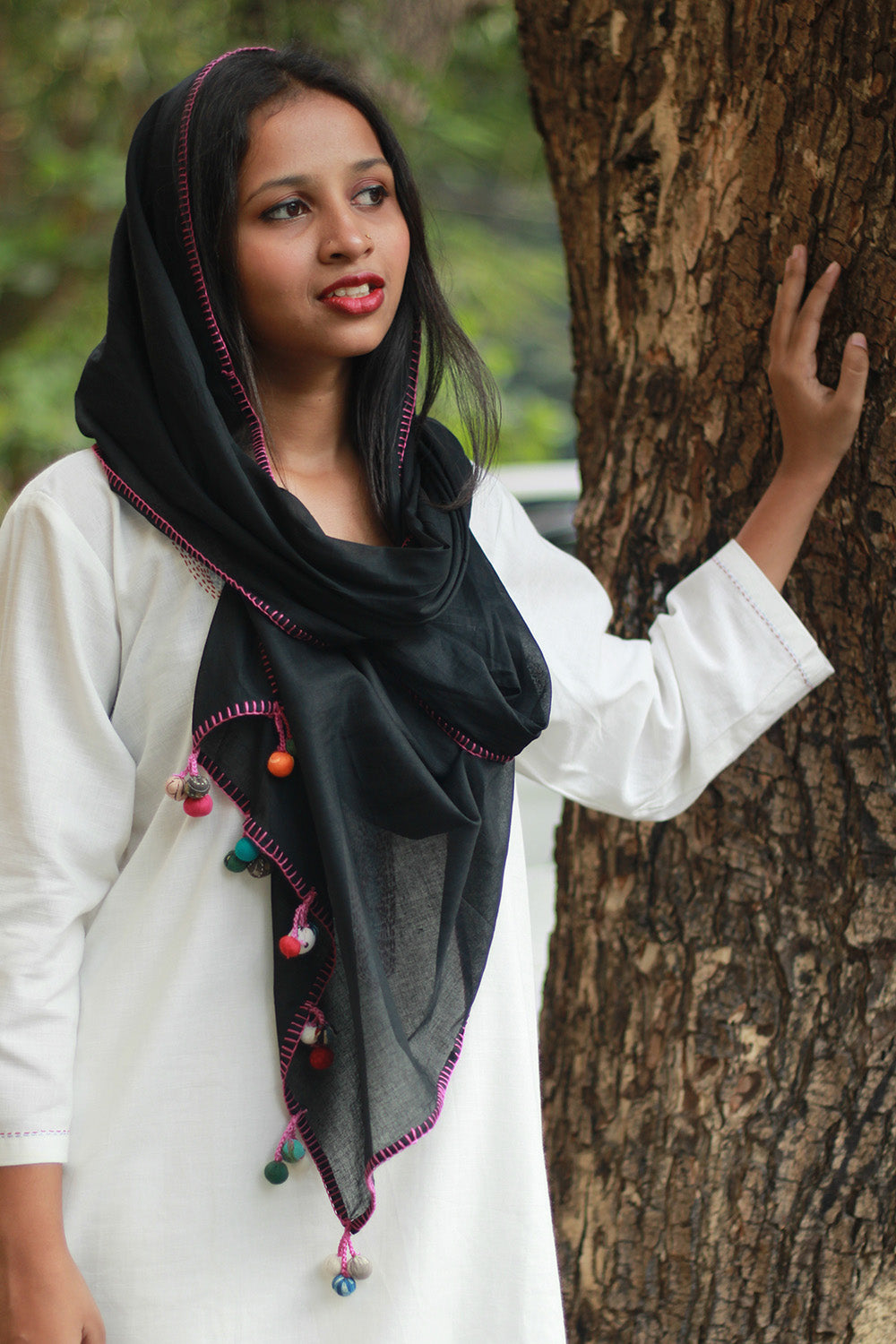 Mul Stole with Chindi Potli | Noir with Fuschia