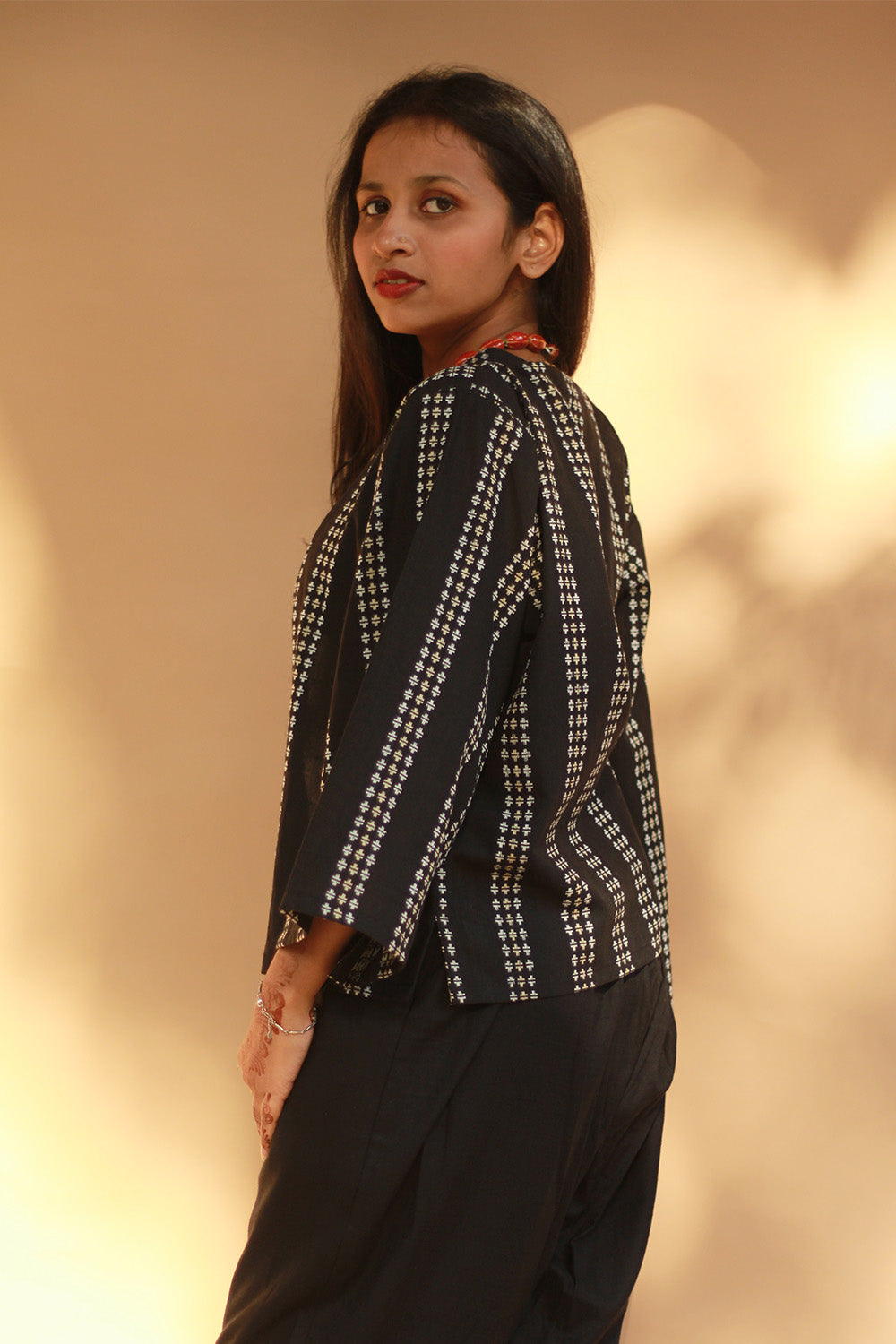 Raahat | Light Jacket | South Cotton | Noir with White