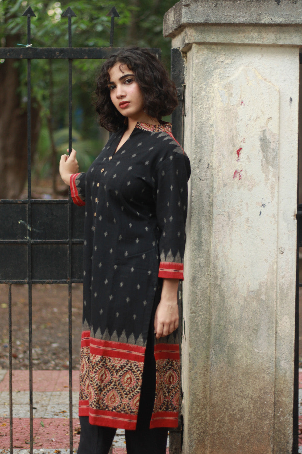 Vritti | Ikkat Kurta | Black with Red Kalamkari