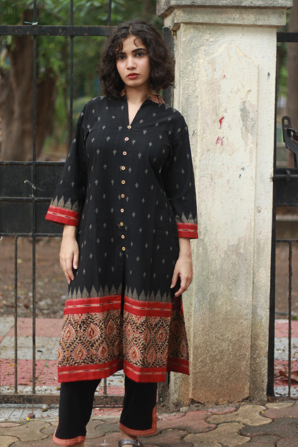 Vritti | Ikkat Kurta | Black with Red Kalamkari