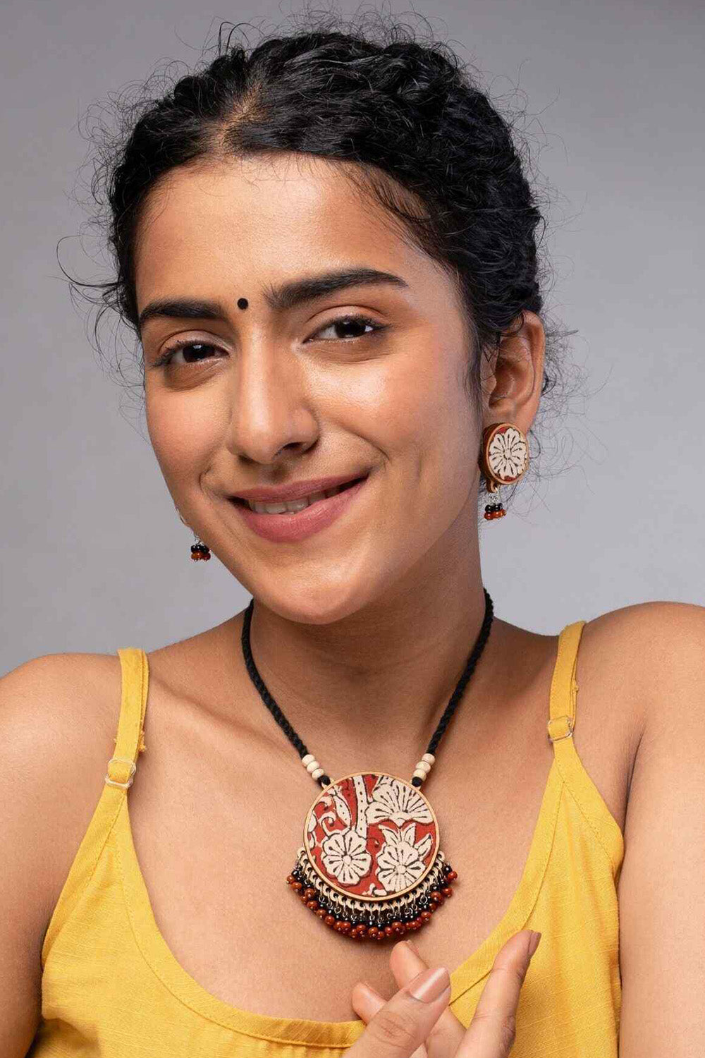 Abira | Chindi Fabric & Wood Necklace | Noir & Red