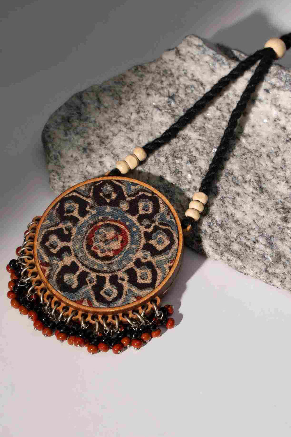 Abira | Chindi Fabric & Wood Necklace | Noir & Red