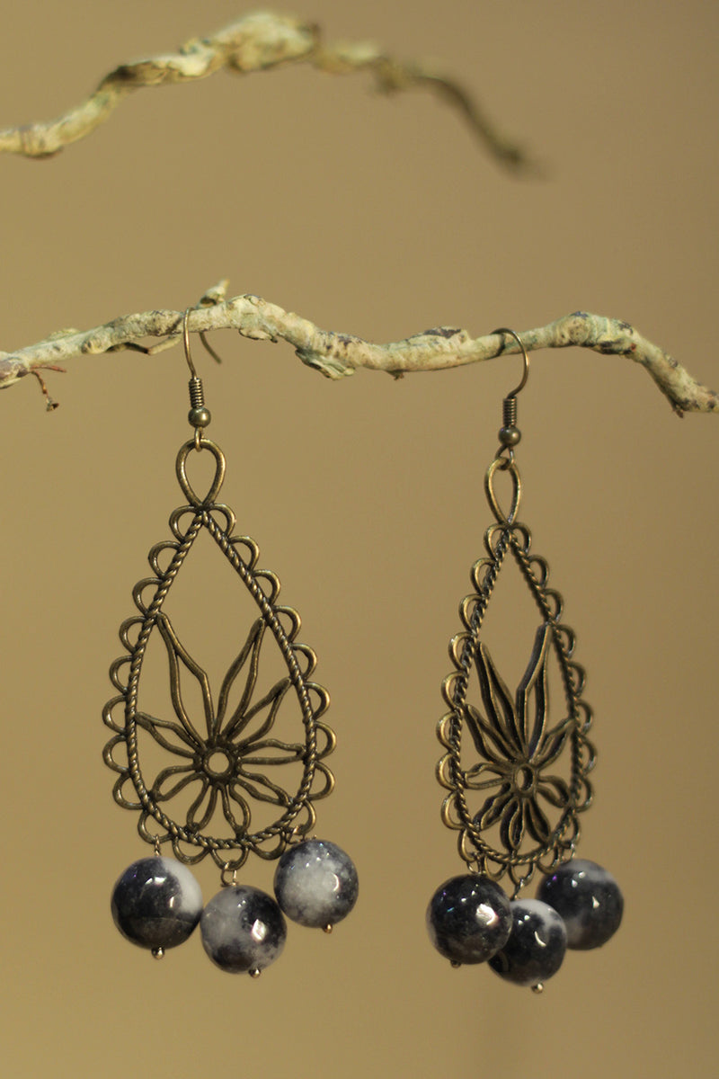 Parijat | Earrings | Black & white agates