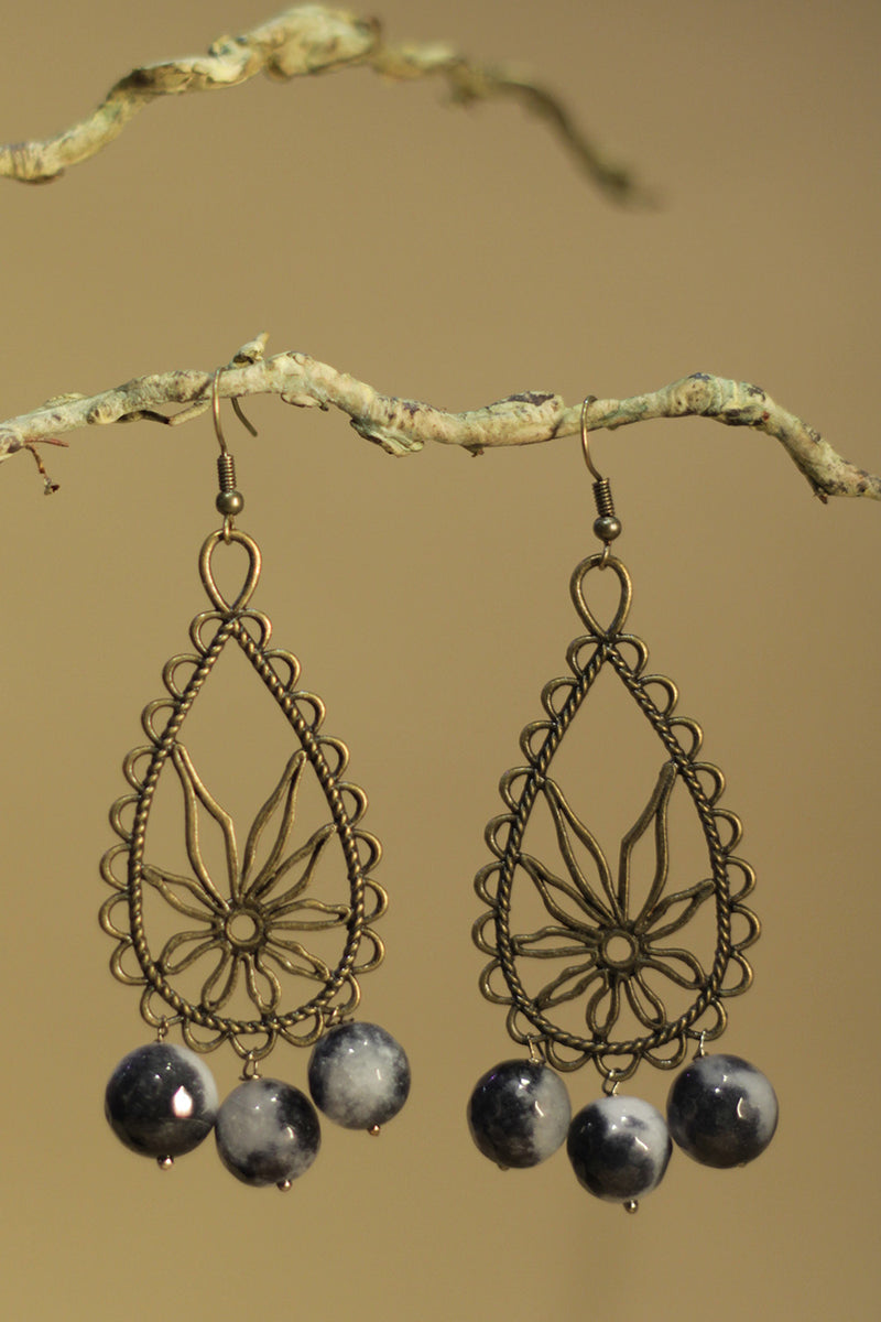 Parijat | Earrings | Black & white agates