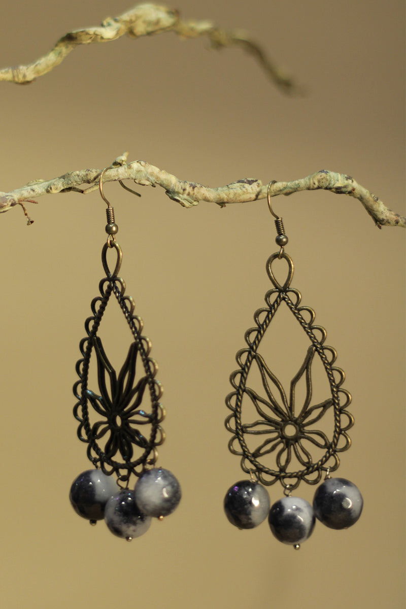 Parijat | Earrings | Black & white agates