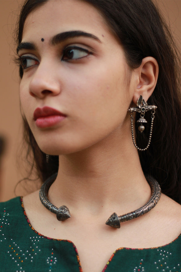 Sharwarish | Silver Hasli Necklace