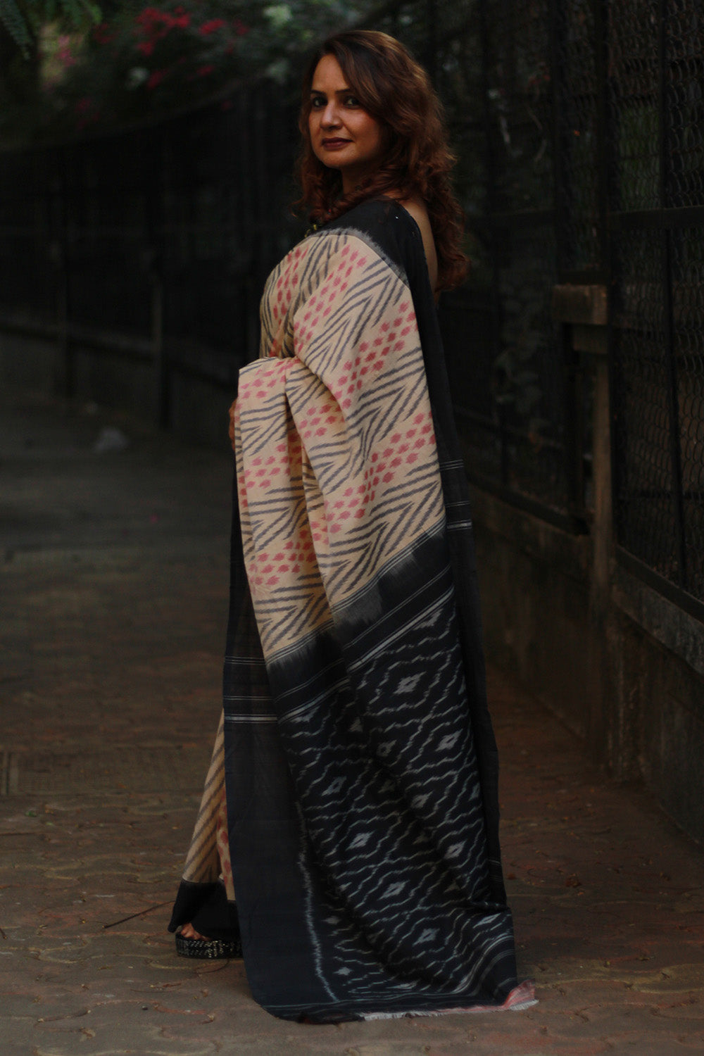 Handloom Cotton Saree | Ikkat | Beige & Noir
