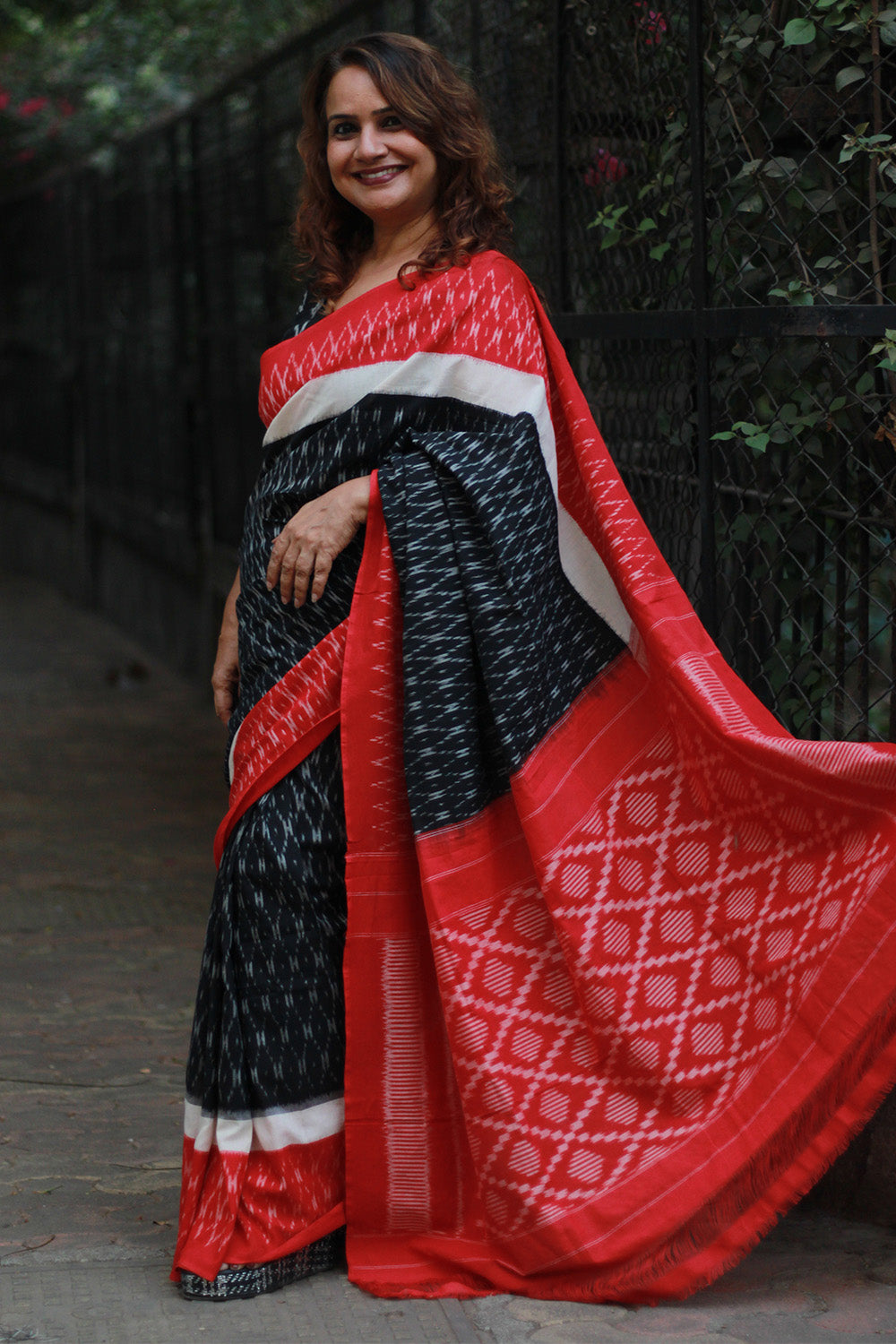 Handloom Cotton Saree | Ikkat | Noir & Rouge