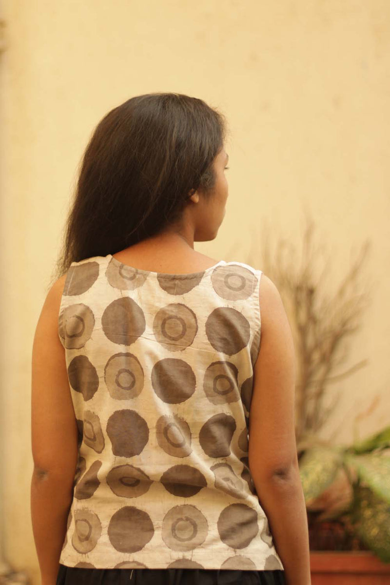 Front Buttoned Vest in Gray Daboo